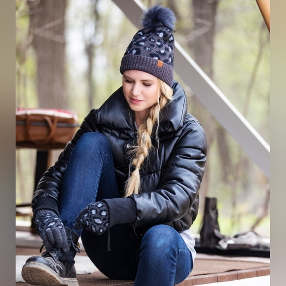 SET Britt's Knits Snow Leopard Pom Hat And Glove Set - Picture 1 of 6